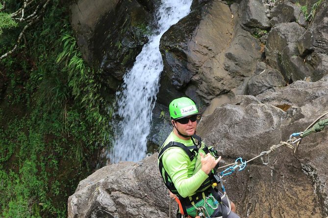 Rappel Maui Waterfalls and Rainforest Cliffs - Getting to the action: Haiku meeting point and the Road to Hana drive