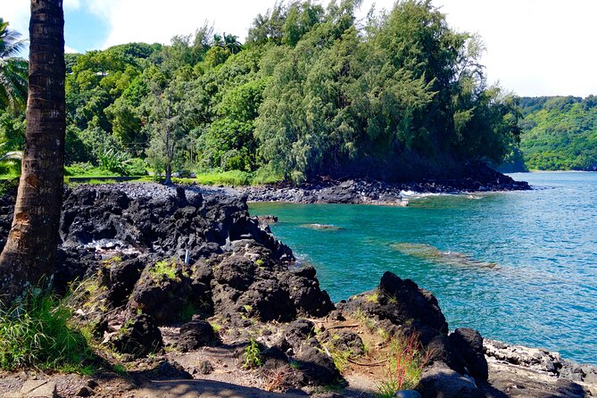 Road to Hana Rainforest, Black Sand Beach, Waterfalls & Lunch - Ka‘eleku lava tube and Hana Bay: the volcanic side of Maui