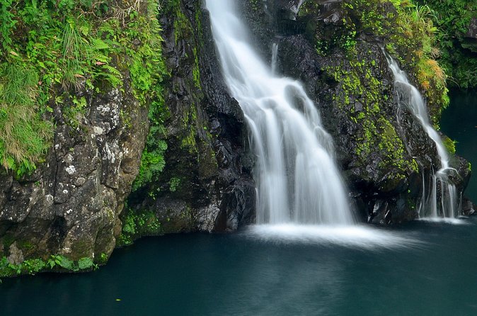 Small-Group Luxury Tour: Road to Hana and Ka'eleku Cavern Day Trip - Lunch as a proper reset: ono, chicken, and options that work