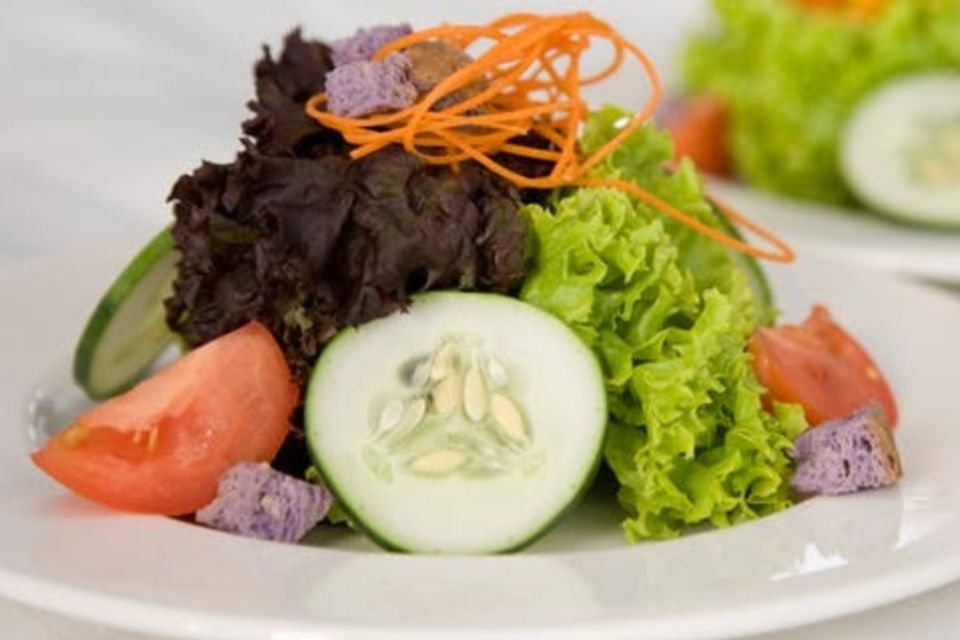 South Maui: Sunset Cruise with 4-Course Dinner and Drinks - Drinks and the Cashless Bar: What’s Included vs What Costs Extra