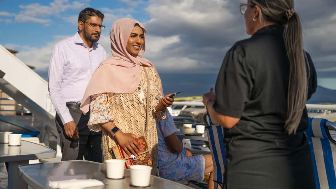 South Maui: Sunset Prime Rib or Mahi Mahi Dinner Cruise - Drinks, wind, and how to get comfortable on a breezy evening